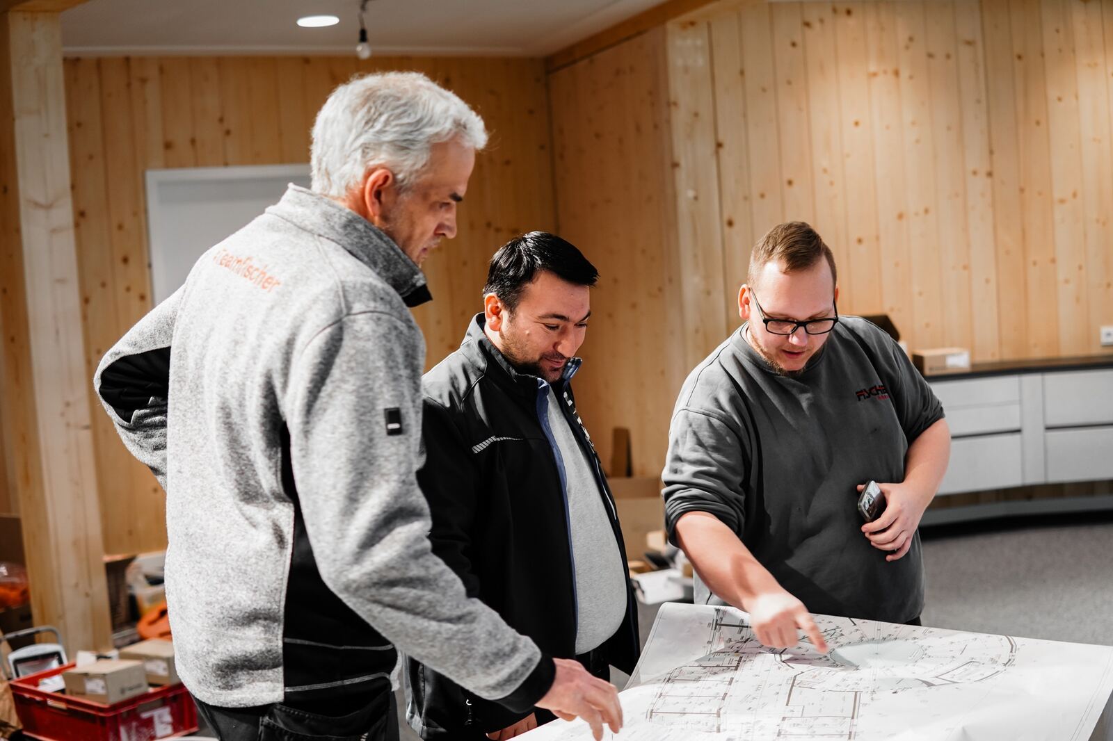 Drei Kollegen besprechen einen Bauplan