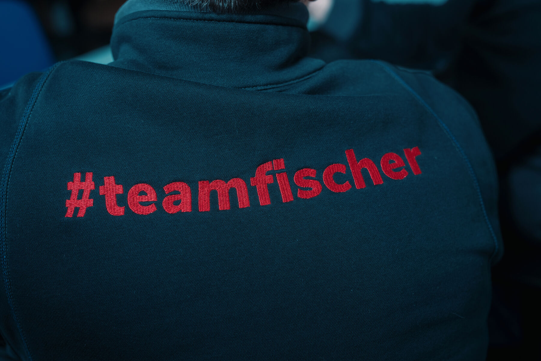 Arbeitsjacke mit dem Aufdruck #teamfischer auf dem Rücken